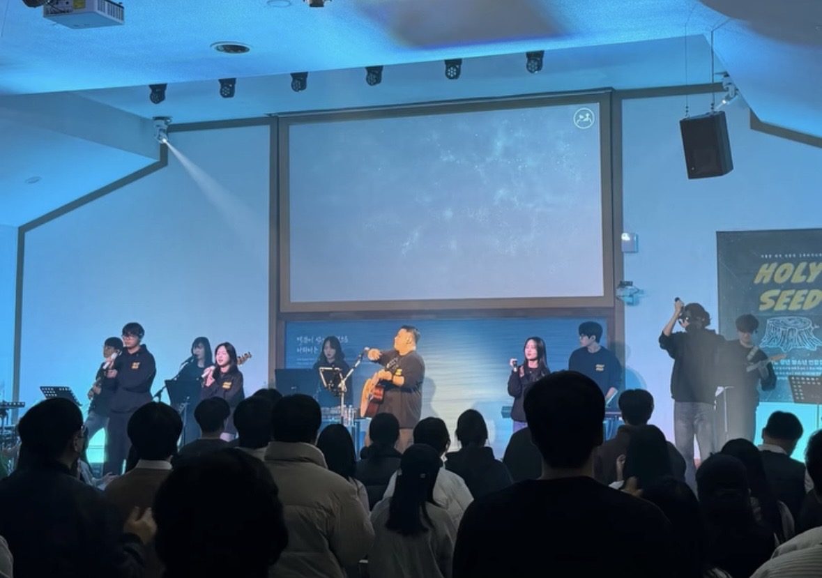 이천사랑교회 찬양팀이 회중과 함께 예배하는 모습